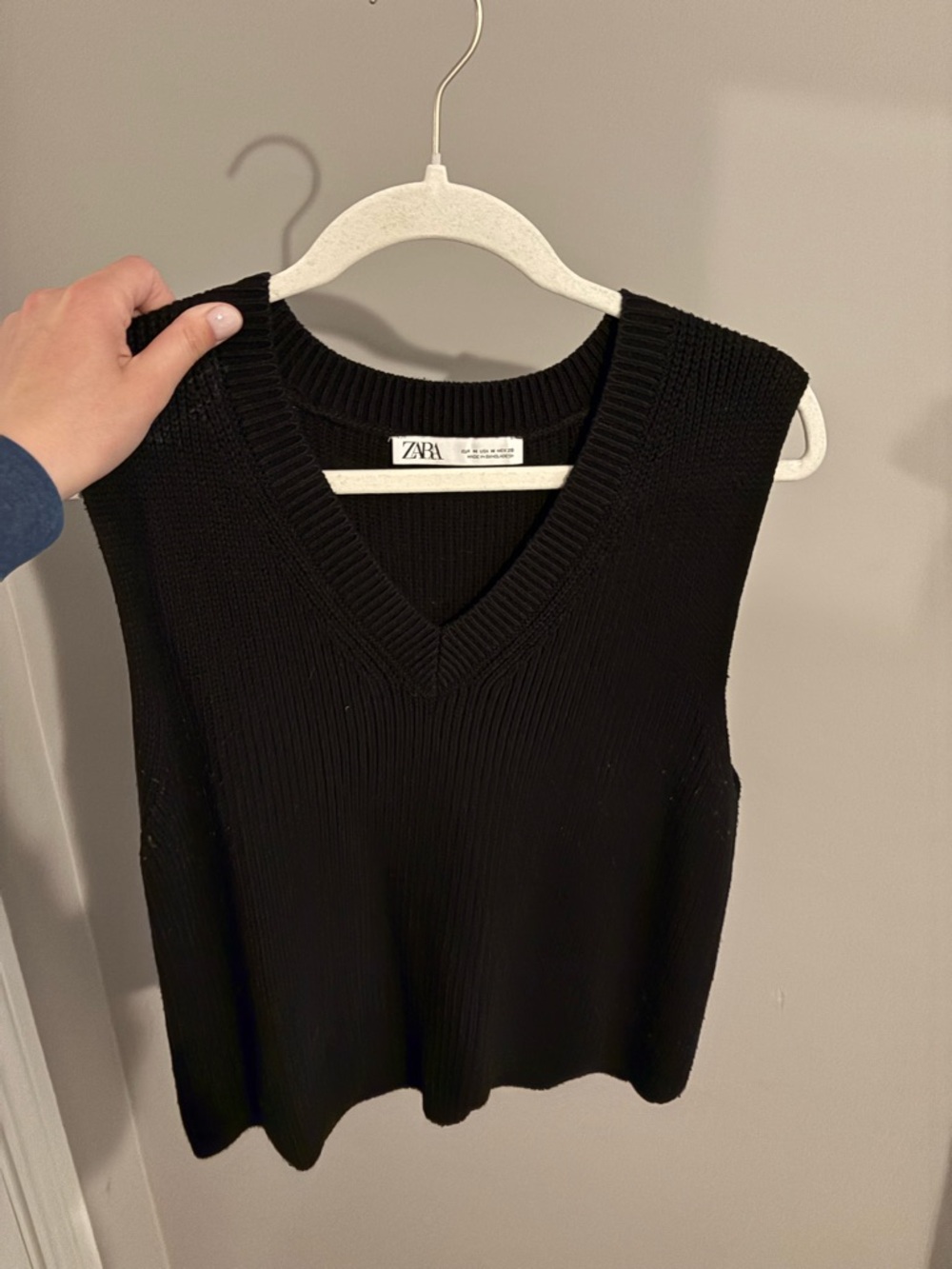 Zara Black Ribbed V-Neck Sleeveless Knit Top/ vest